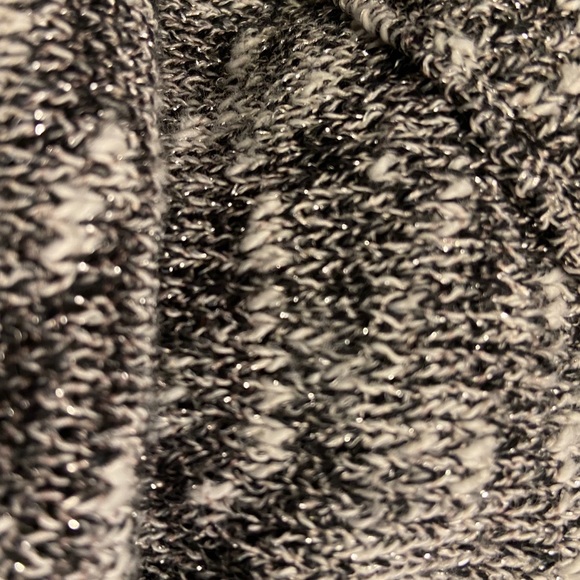 American Eagle black, white, & silver metallic cropped SP. - Picture 5 of 7